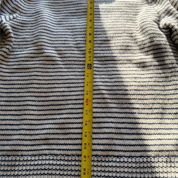 J CREW Blue and Cream Men's Sweater - Picture 6 of 11